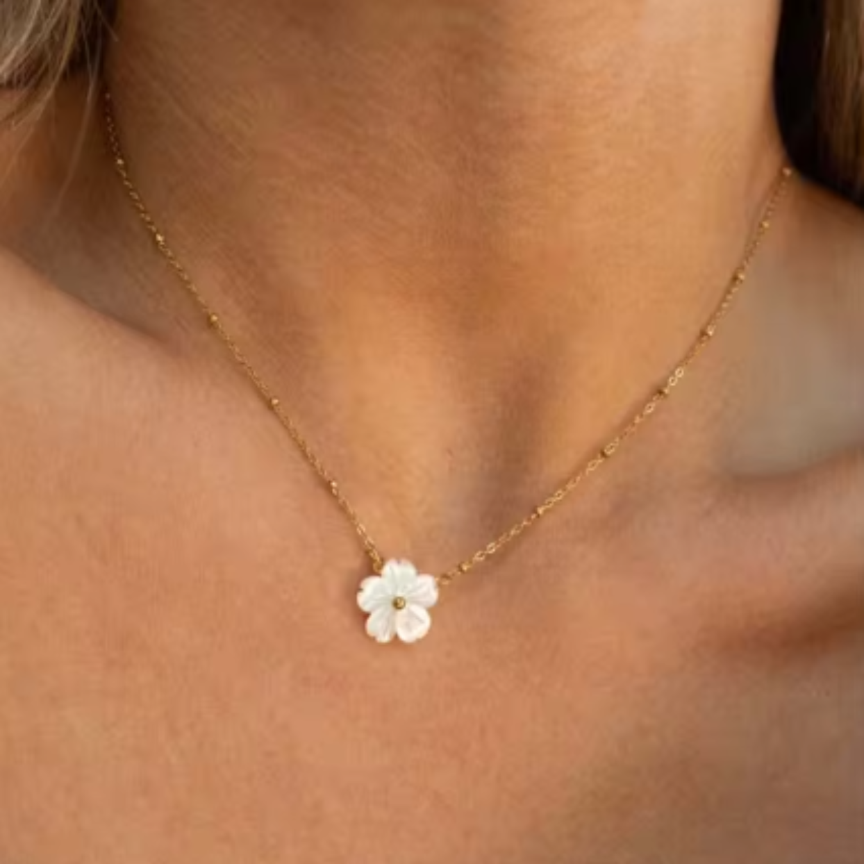 DAISY SHELLS  - WATERPROOF 18K GOLD SHELL DAISY PENDANT