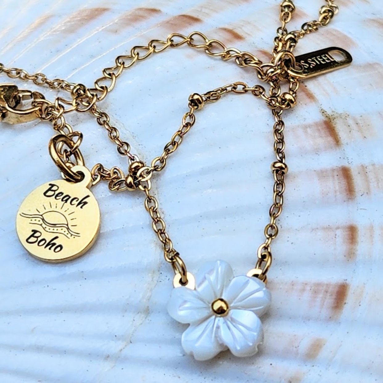 DAISY SHELLS  - WATERPROOF 18K GOLD SHELL DAISY PENDANT