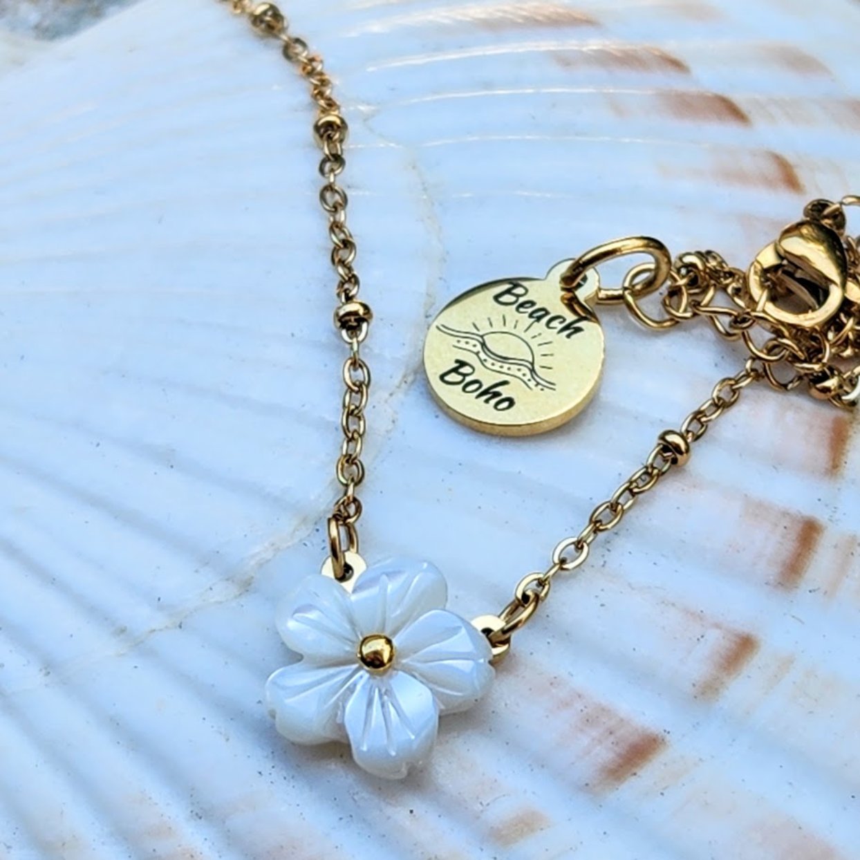 DAISY SHELLS  - WATERPROOF 18K GOLD SHELL DAISY PENDANT